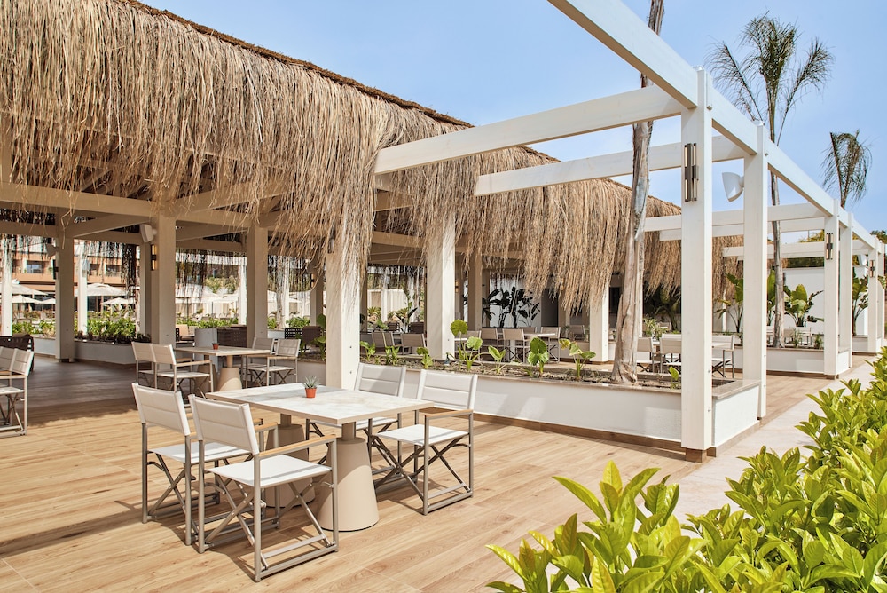 Poolside bar