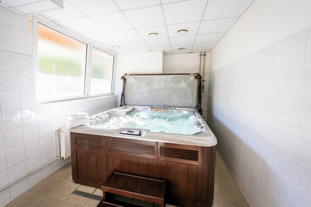 Jetted tub