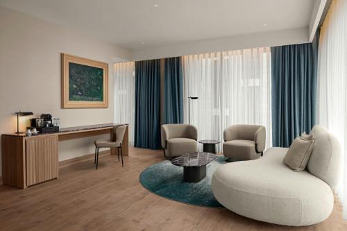 703506446.jpg