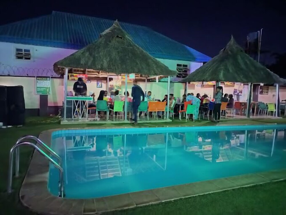 Swim-up bar