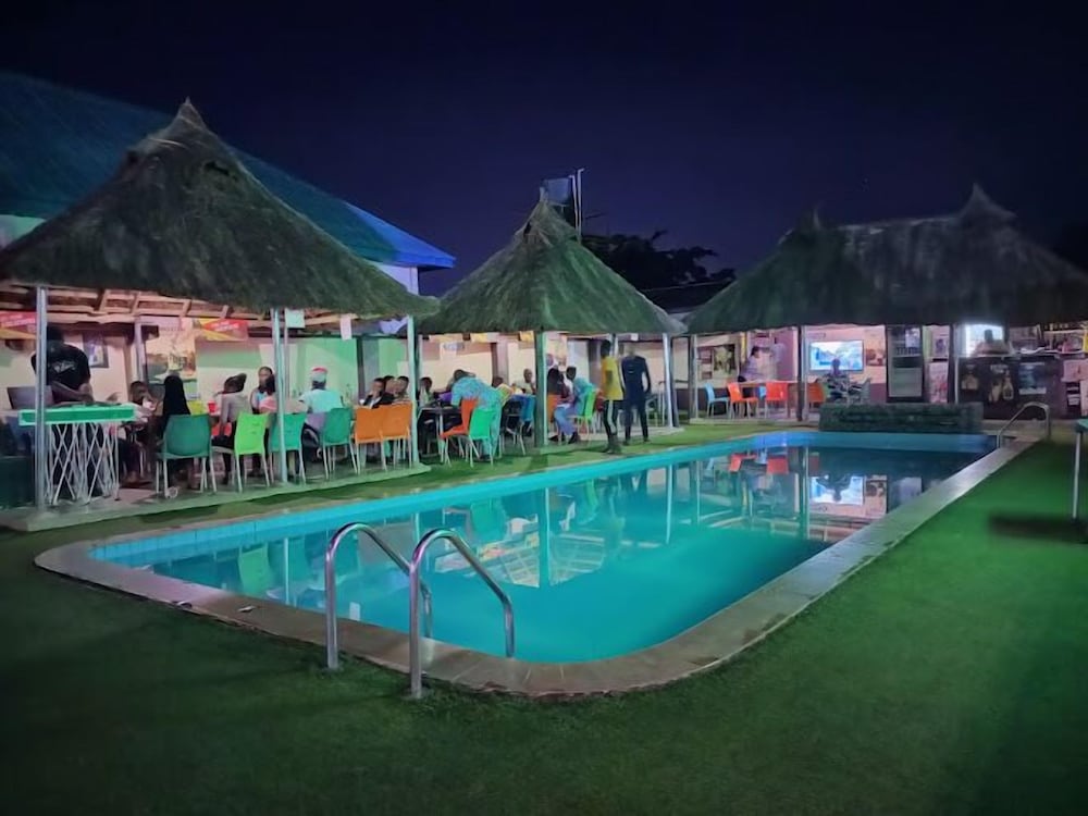 Swim-up bar