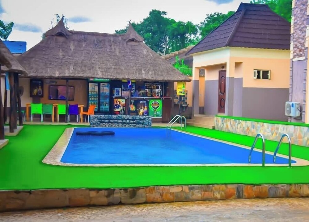 Swim-up bar