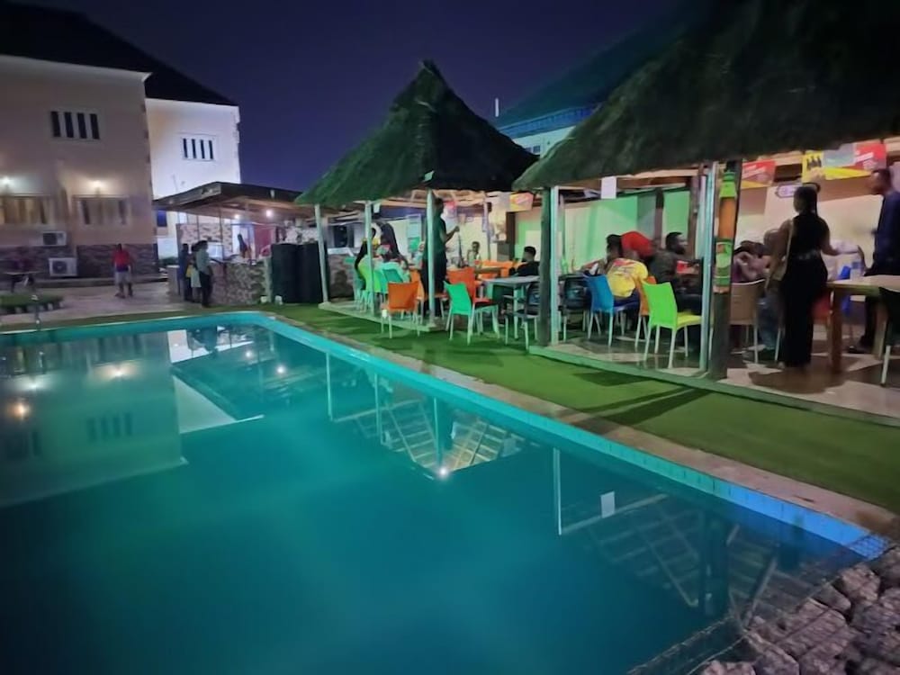 Swim-up bar