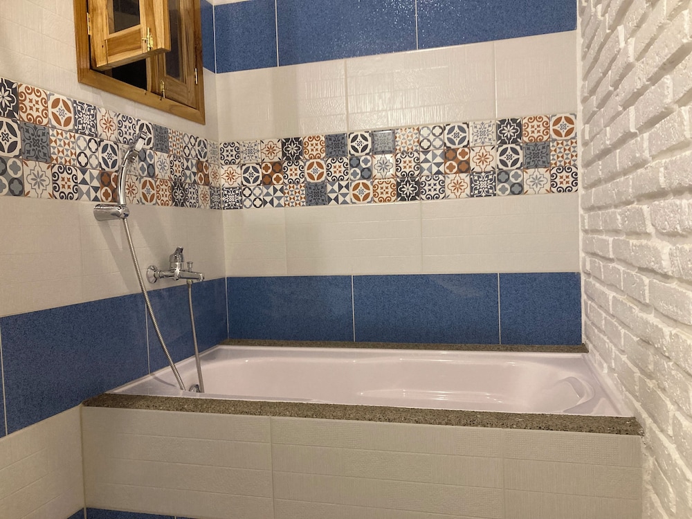 Deep soaking bathtub