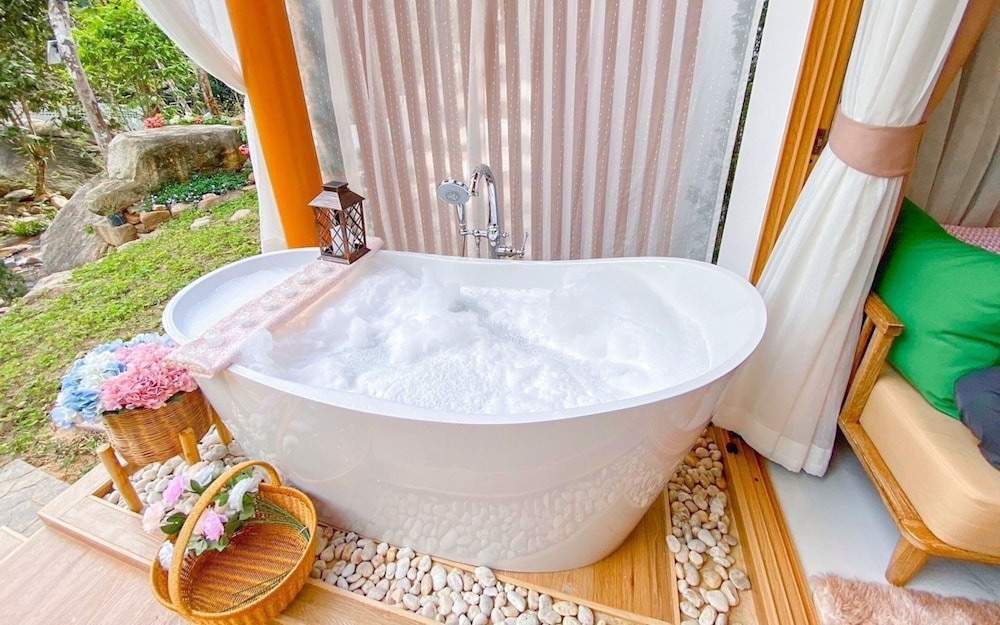 Private spa tub