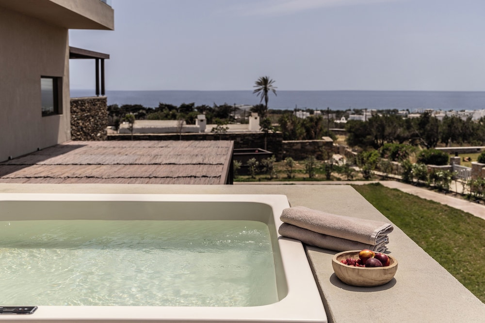 Private spa tub