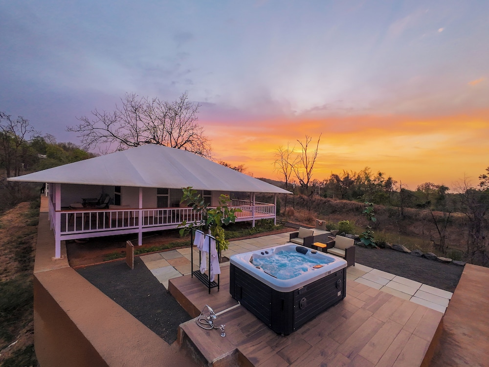Deep soaking bathtub