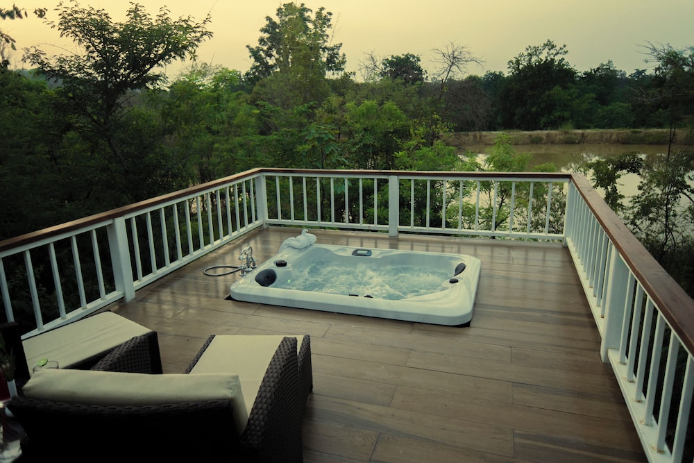 Deep soaking bathtub