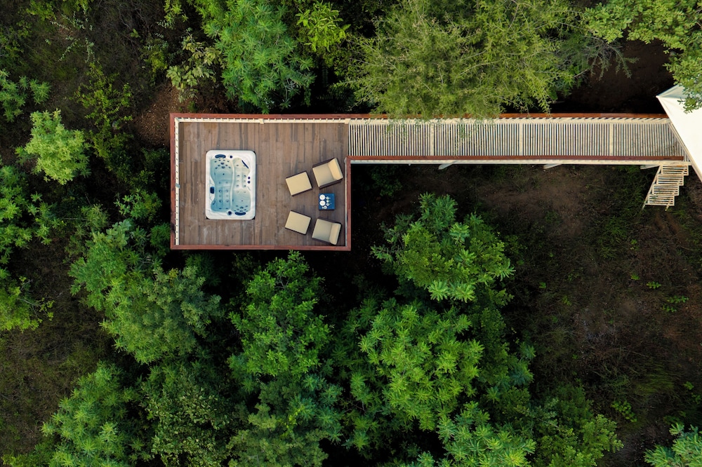 Deep soaking bathtub