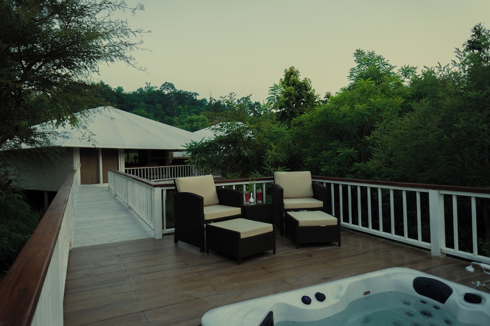 Deep soaking bathtub