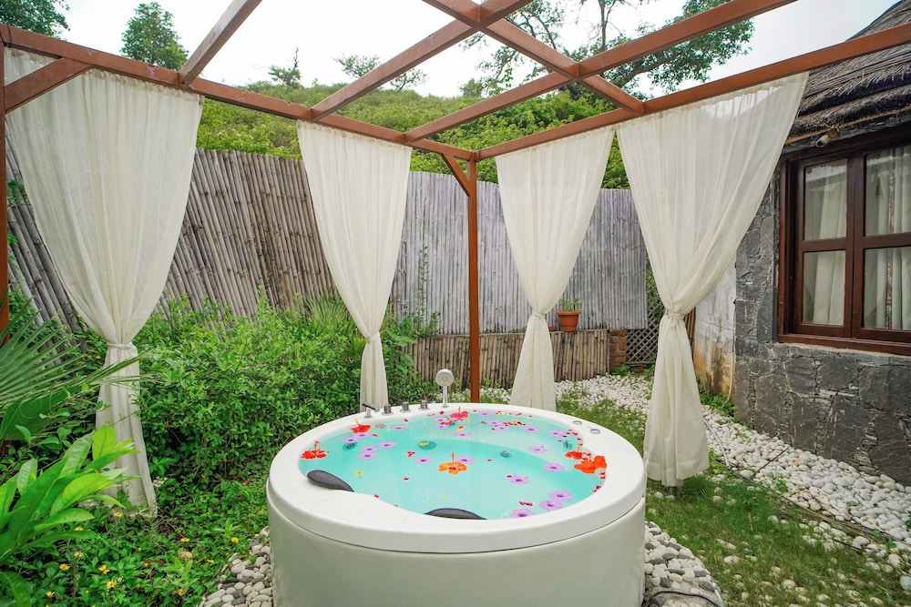 Deep soaking bathtub