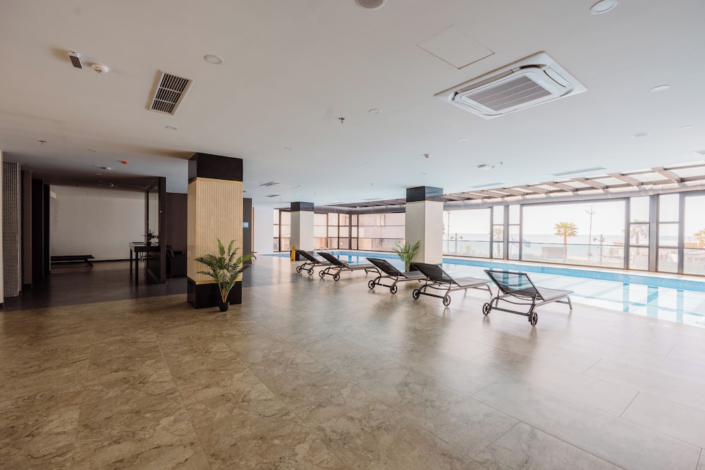 Indoor/outdoor pool