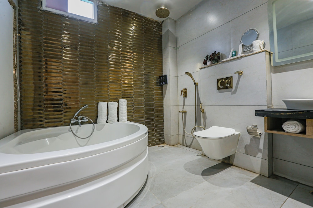 Deep soaking bathtub