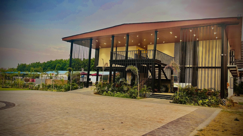 Front of property - evening/night