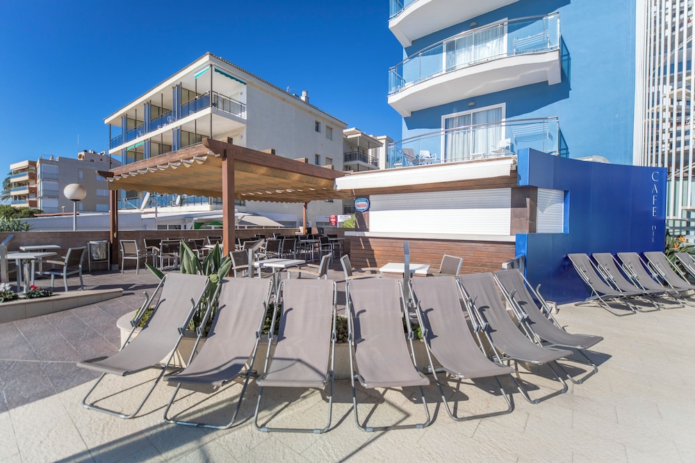 Poolside bar