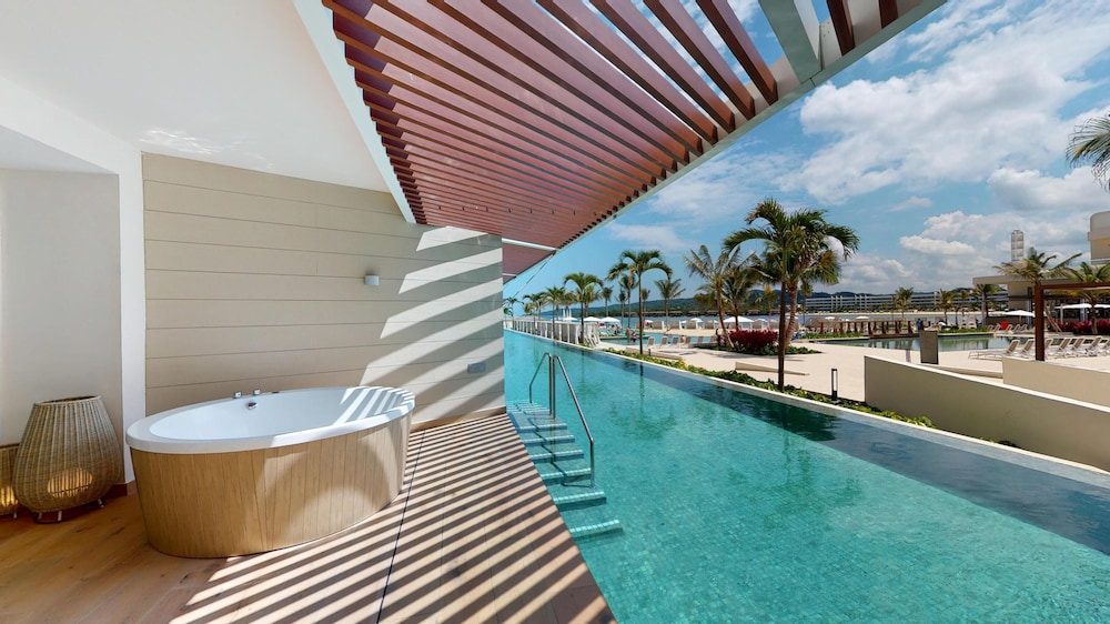 Swimming pool-spa