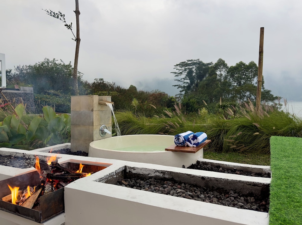 Private spa tub