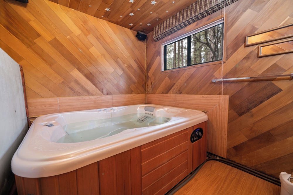 Indoor spa tub