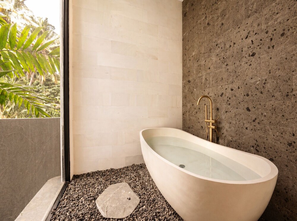 Deep soaking bathtub