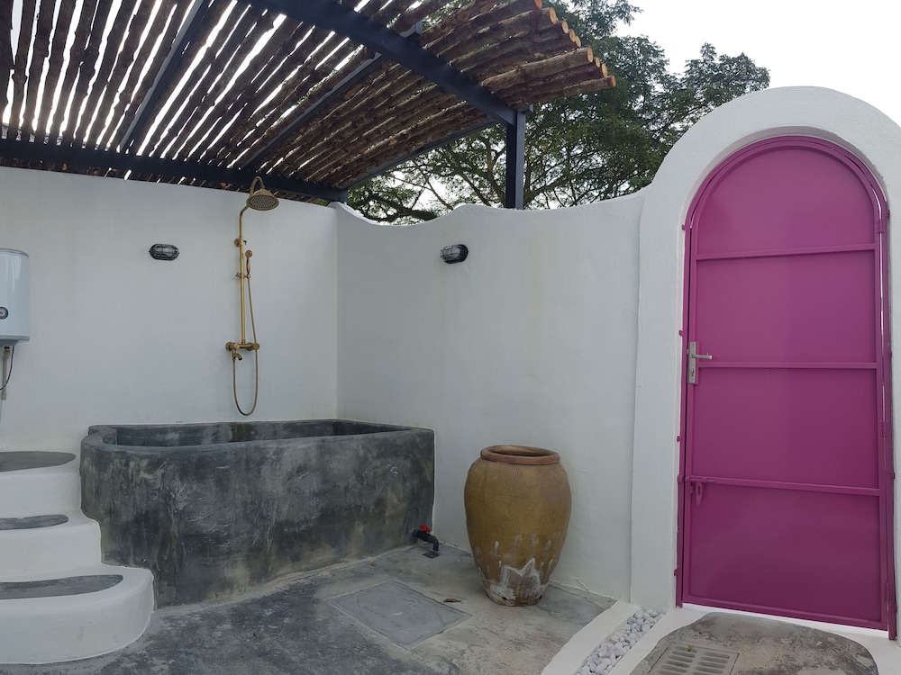 Deep soaking bathtub