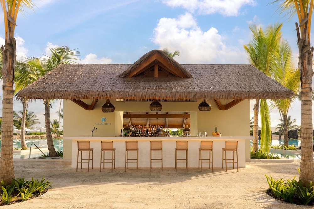 Poolside bar
