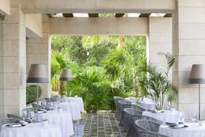 thumbnail: Outdoor dining