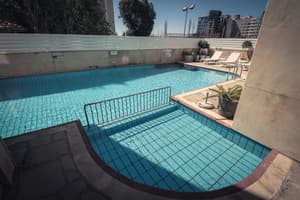 thumbnail: Swim-up bar