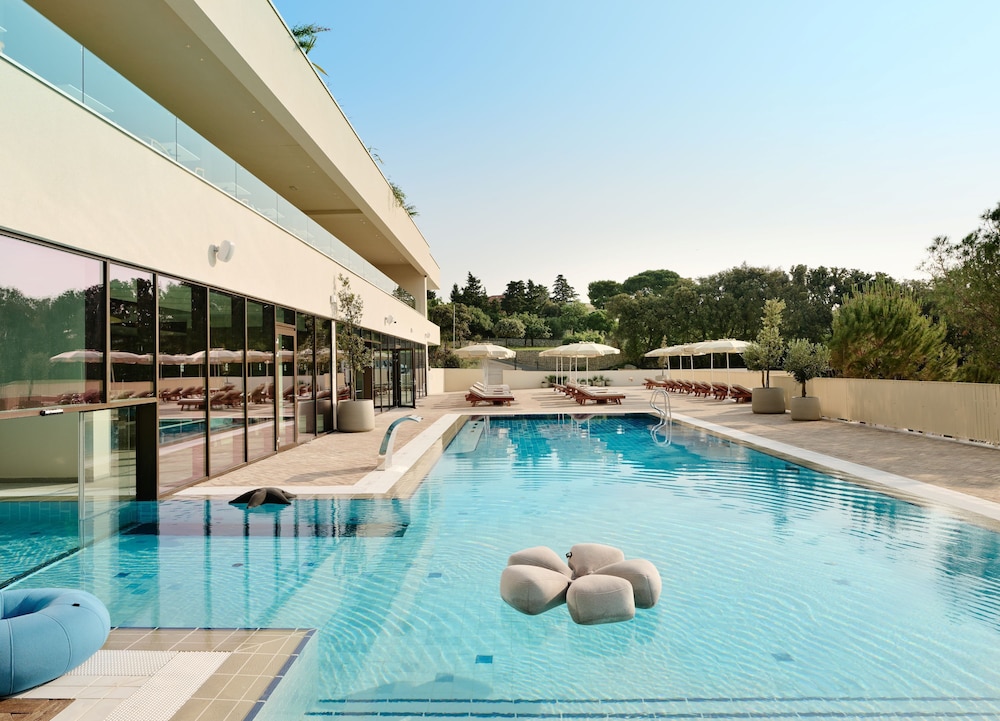 Indoor/outdoor pool