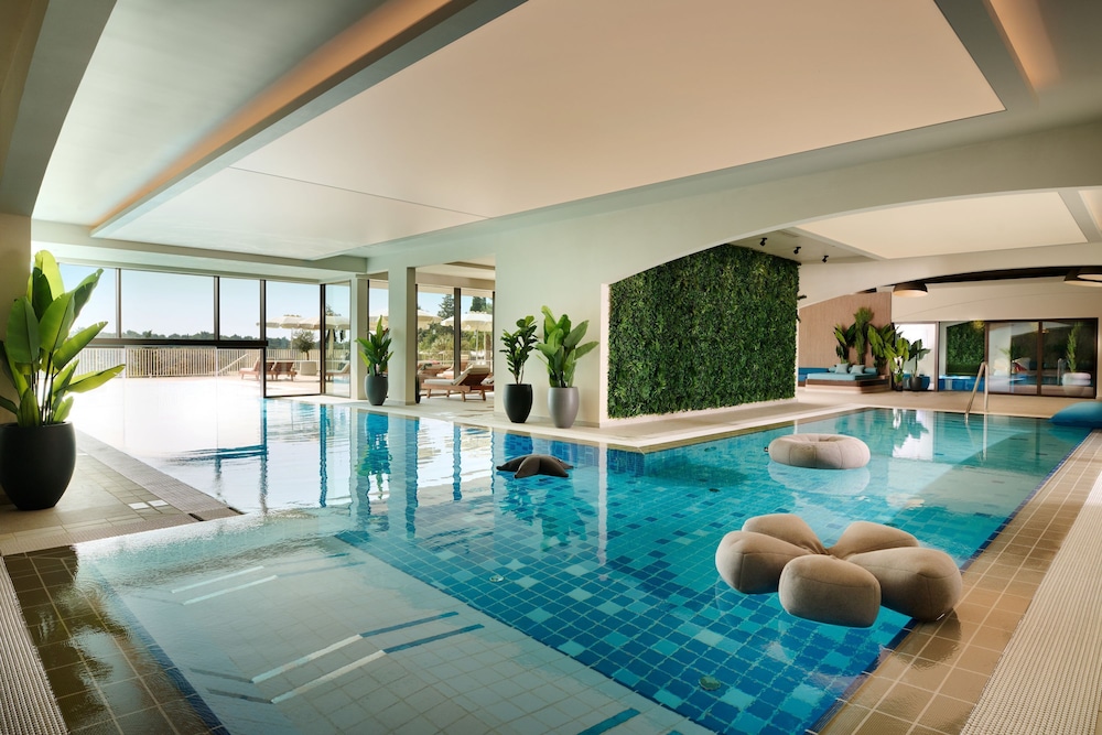 Indoor/outdoor pool