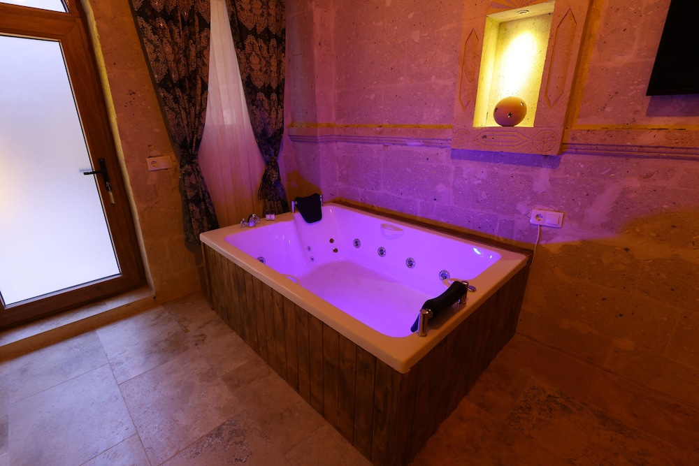 Jetted tub