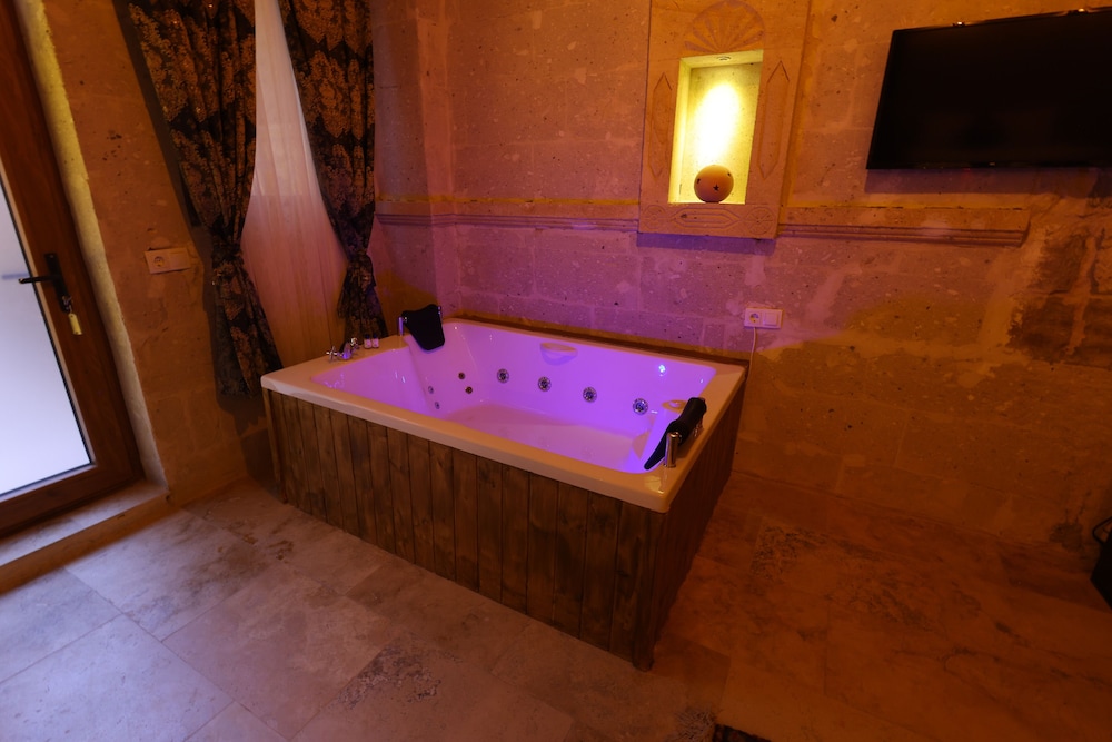 Jetted tub