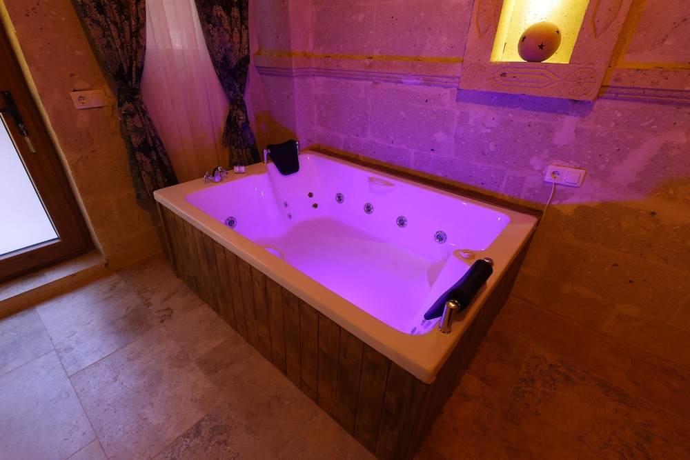 Jetted tub