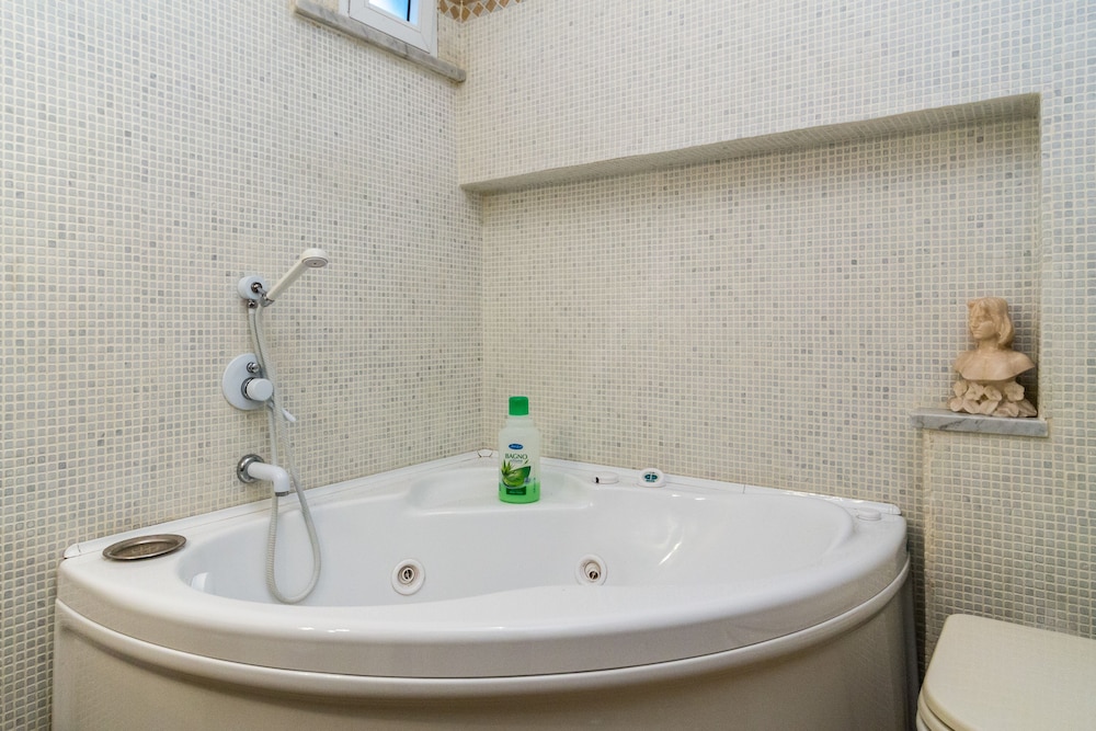 Private spa tub
