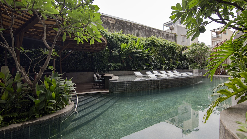 Poolside bar