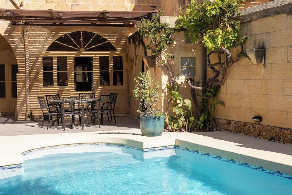 Private pool