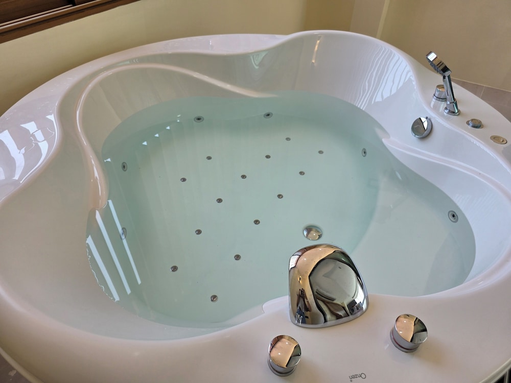 Deep soaking bathtub