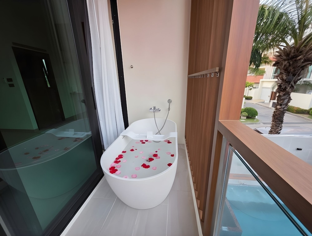 Deep soaking bathtub