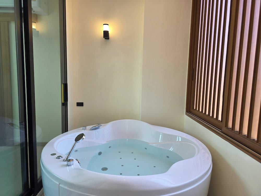 Deep soaking bathtub