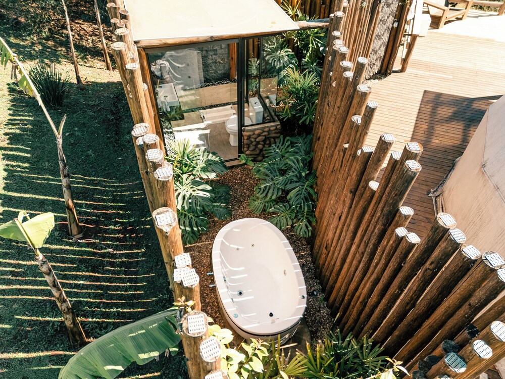 Deep soaking bathtub