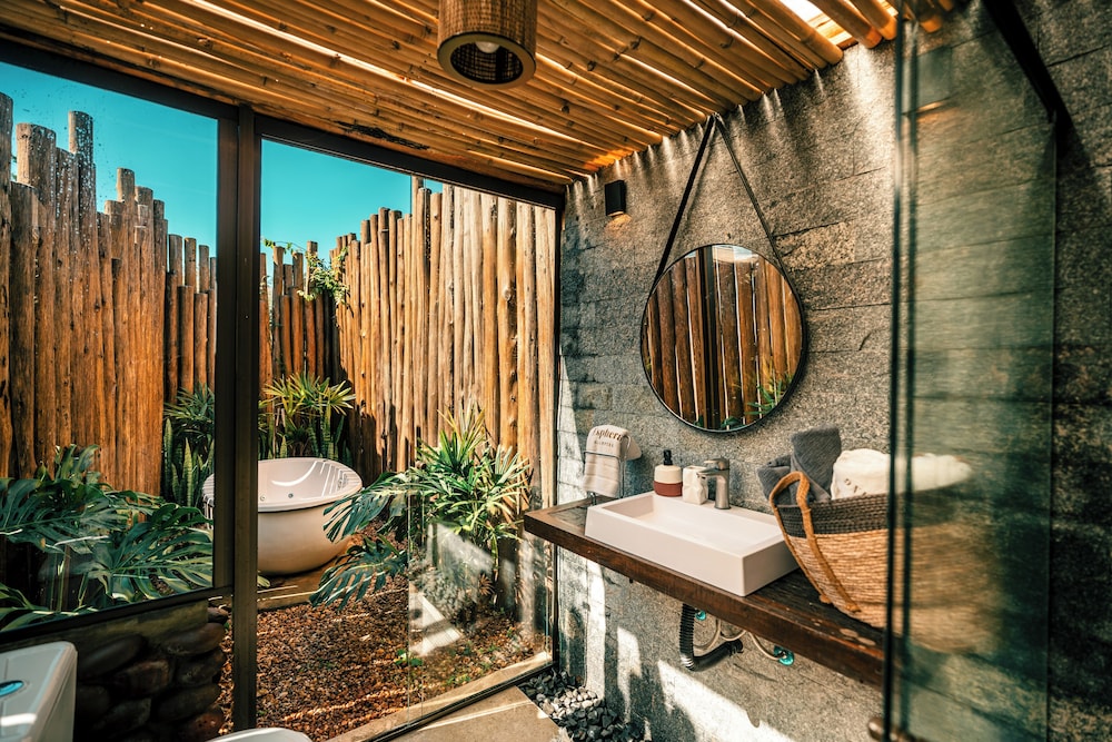 Deep soaking bathtub