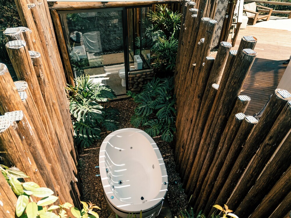 Deep soaking bathtub