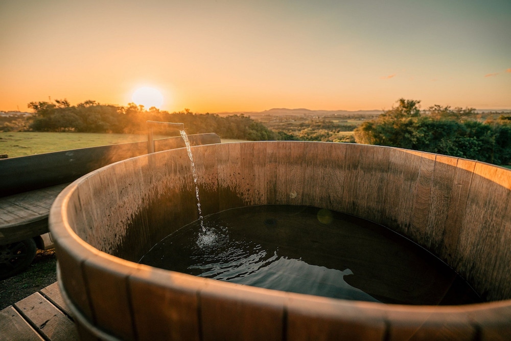 Deep soaking bathtub
