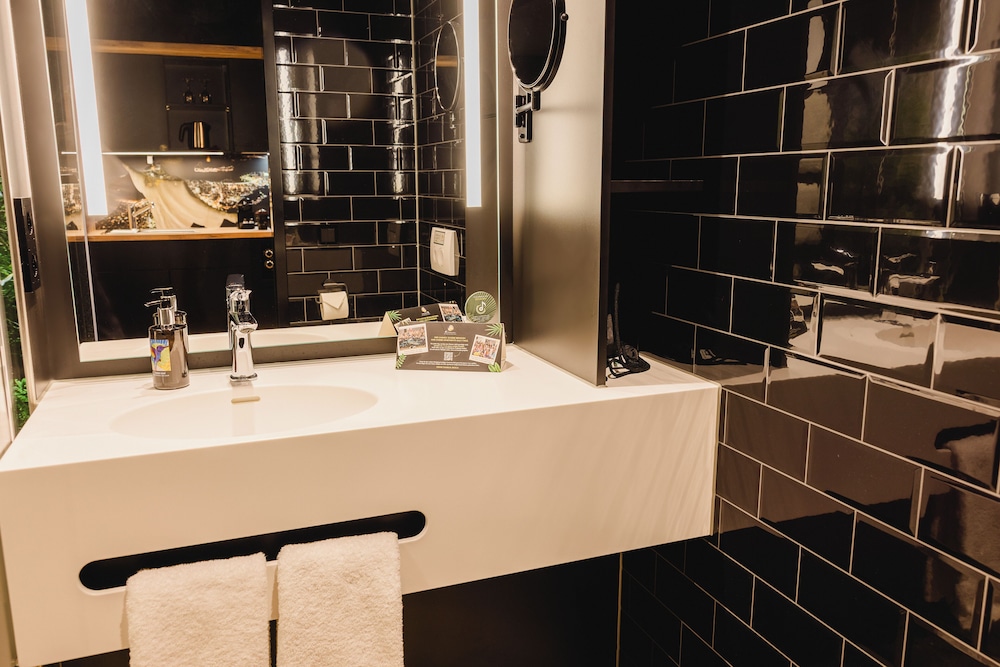 Bathroom sink