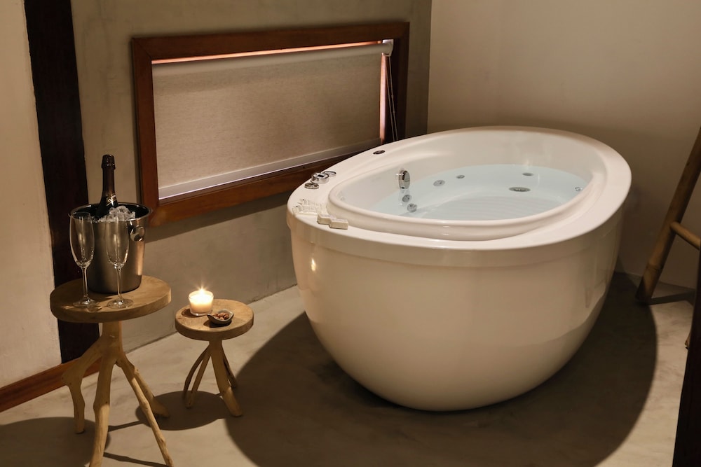 Jetted tub