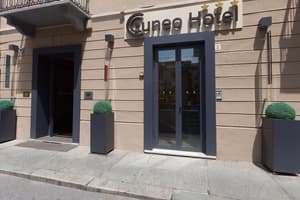 thumbnail: Bar (on property)