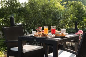 thumbnail: Outdoor dining