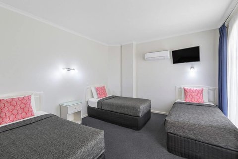 Two Room Family Suite Three Single Bed