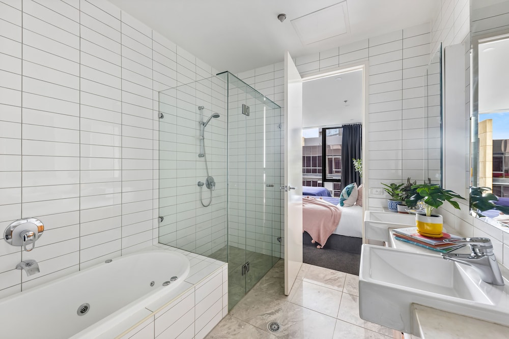 Deep soaking bathtub