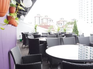 thumbnail: Outdoor dining