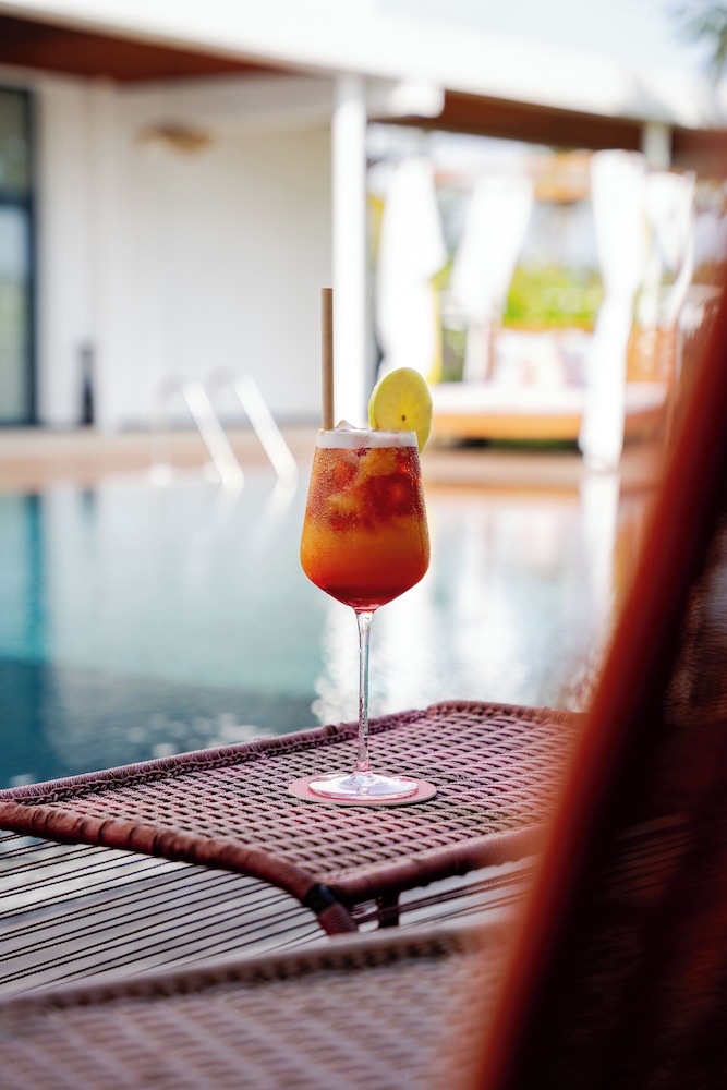 Poolside bar